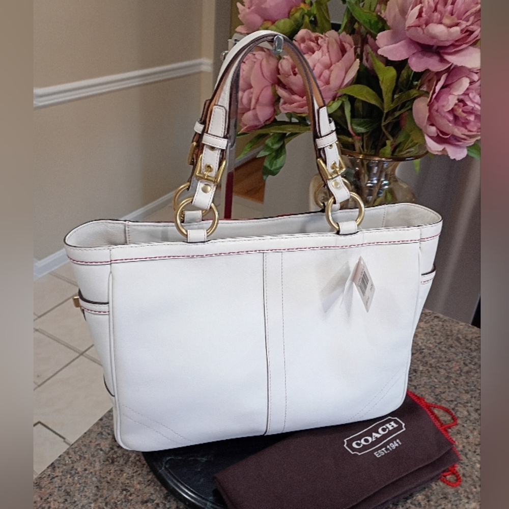 NWT Coach Poppy Limited Edition White and Red Floral Shoulder Bag 9244 - Picture 4 of 17